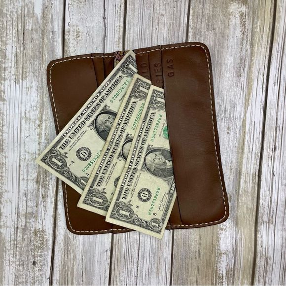Leather snake skin wallet has cash pockets so that you can stick to your budget - Picture 2 of 14